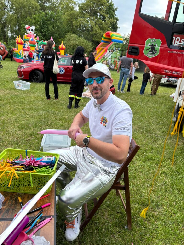 animator na festynie - skręcanie balonów