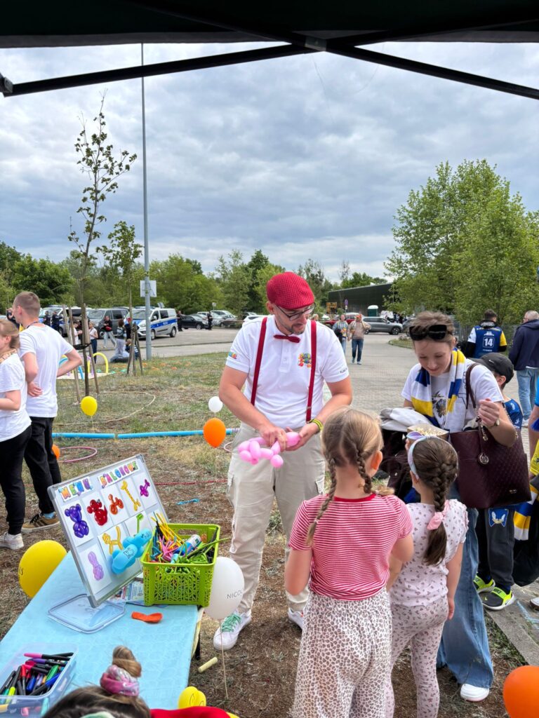 animatorzy na evencie - skręcanie balonów